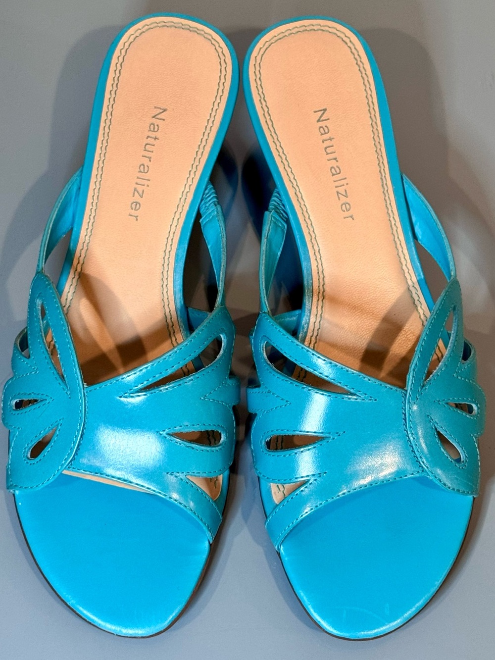 New Naturalizer Women’s Turquoise Leather Slip-On Kitten Heel Sandals 6.5 Casual